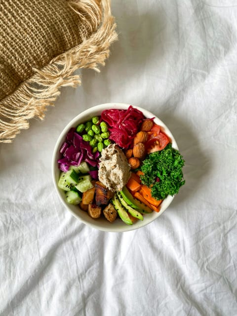 Mor lahana, edamame, humus, kara lahana ve havuçla hazırlanmış renkli bir sebze kâsesi.